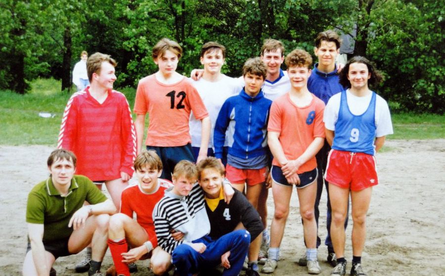 Grupa uczniów w czasie zajęć sportowych