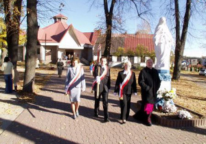 Przejście uczestników mszy do szkoły