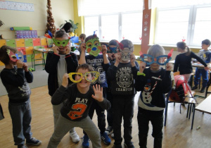 Uczniowie w maskach karnawałowych.