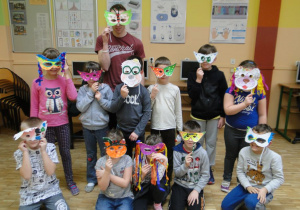 Uczniowie w maskach karnawałowych.