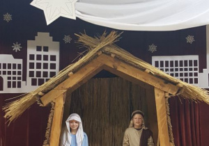 Maryja i Józef w stajence.