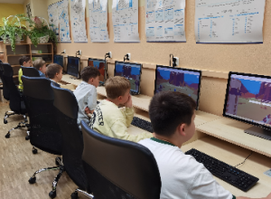 Uczniowie klasy 2d uczą się zasad bezpieczeństwa w sieci