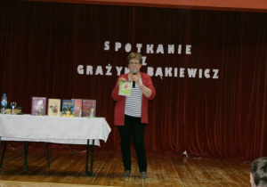 Grażyna Bąkiewicz prezentująca swoje książki