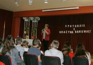 Grażyna Bąkiewicz prezentująca swoje książki